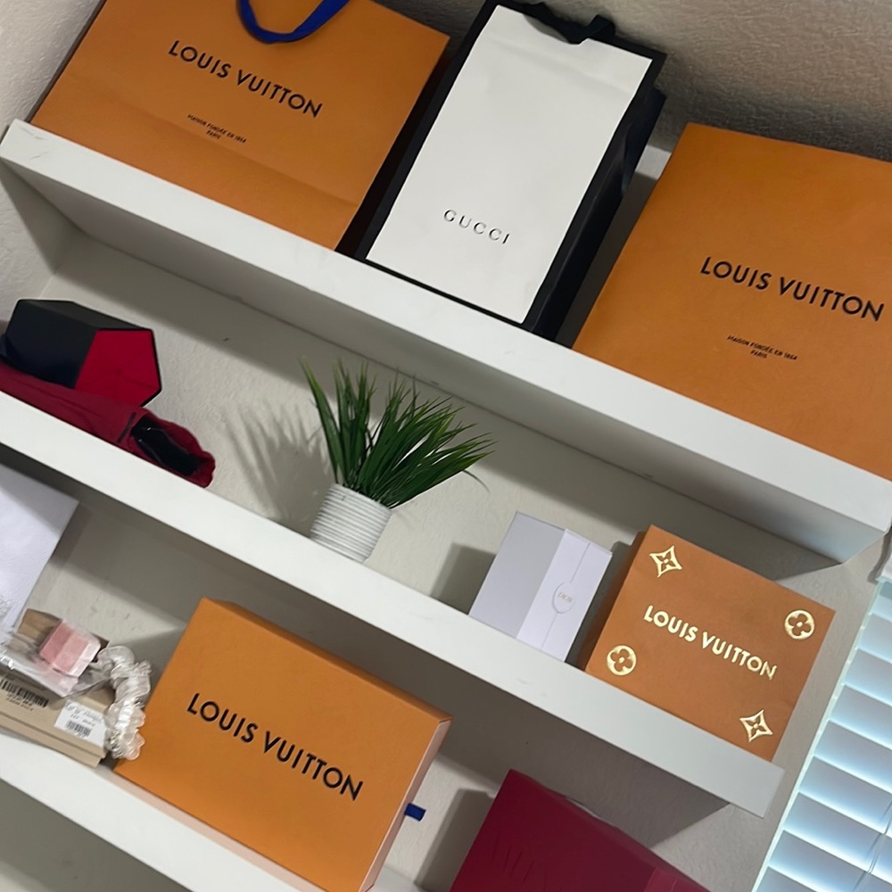 My closet is all 100% Authentic!!! 🫶🏼🛍🛍🛍